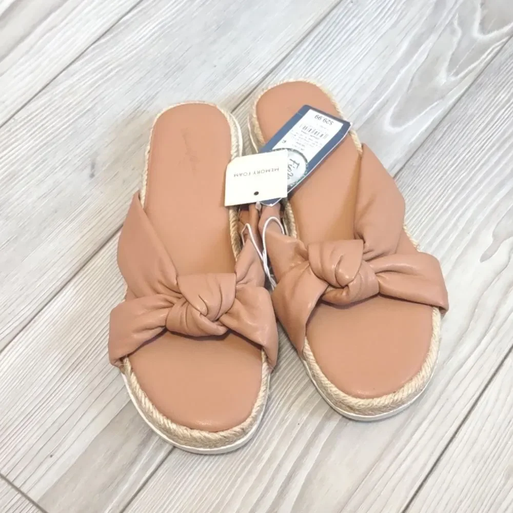 (23-1742) Universal Thread  Dena Sandals Size 9.5